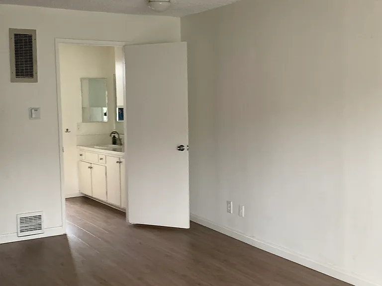 607 Marine St #7 — Photo 3