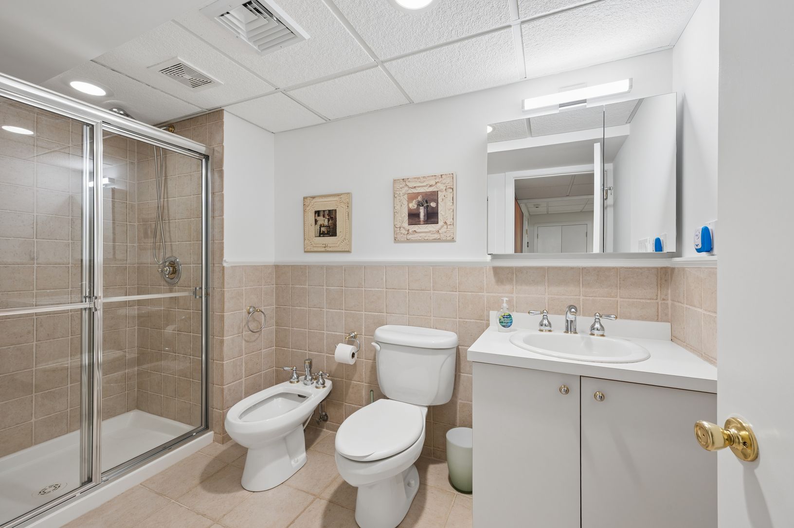  Lower level full bath