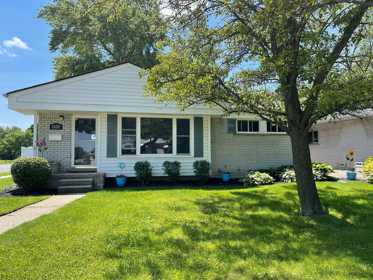 1620 Woodlawn Ave — Photo 1