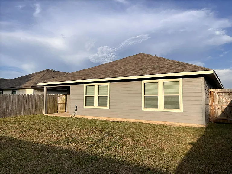 312 Comal Dr — Photo 37