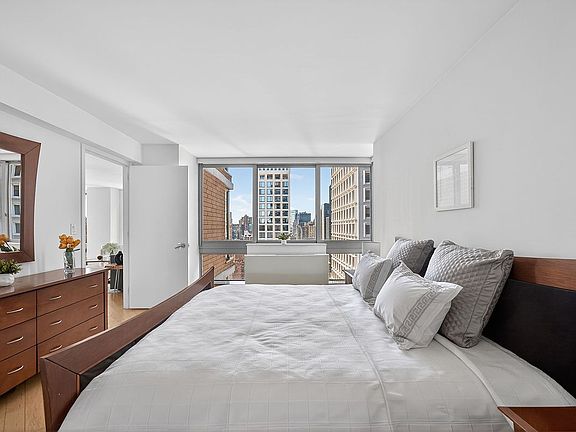 4th image of 235 E 55th St APT 35C