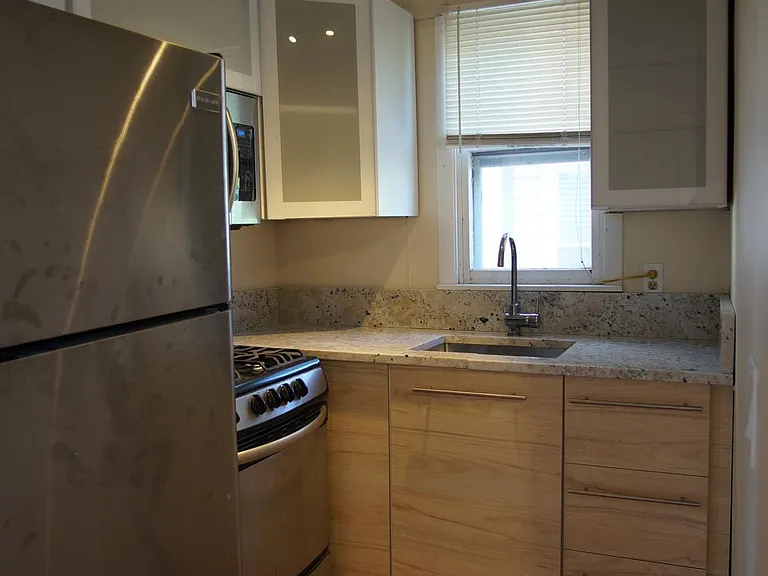 48 America St #2R — Photo 2