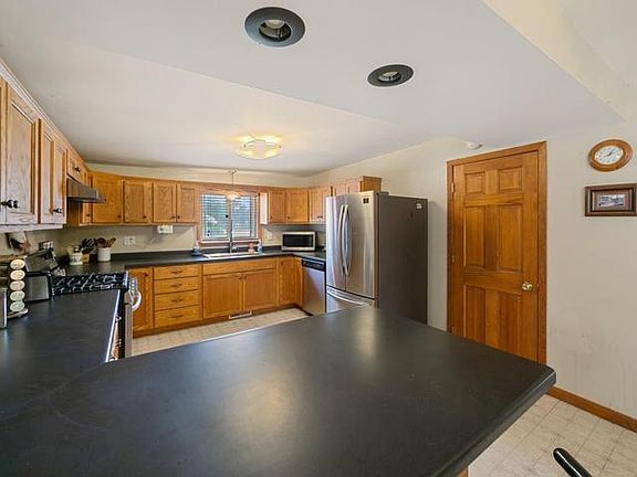 5th image of 381 Elm St S