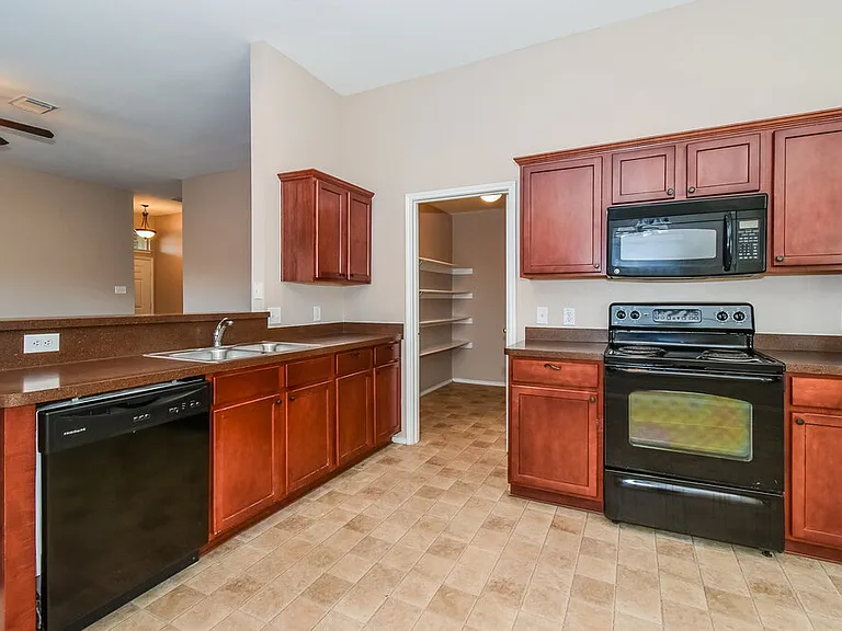 906 Oak Hollow Ln — Photo 7