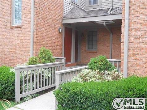 well manicured entrance.jpg