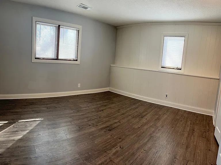 543 Broadway Ave N — Photo 12