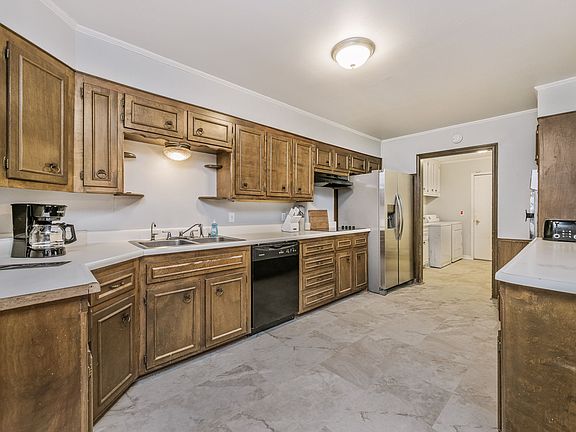 Fully stocked kitchen w/ all appliances and cooking essentials