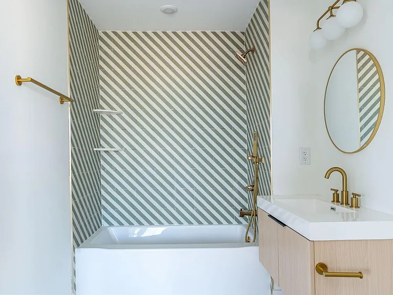 Q10 Luxury Apartments — Photo 26
