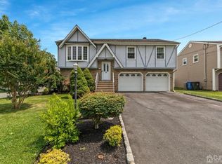 21 Alfred Way, Colonia, NJ 07067