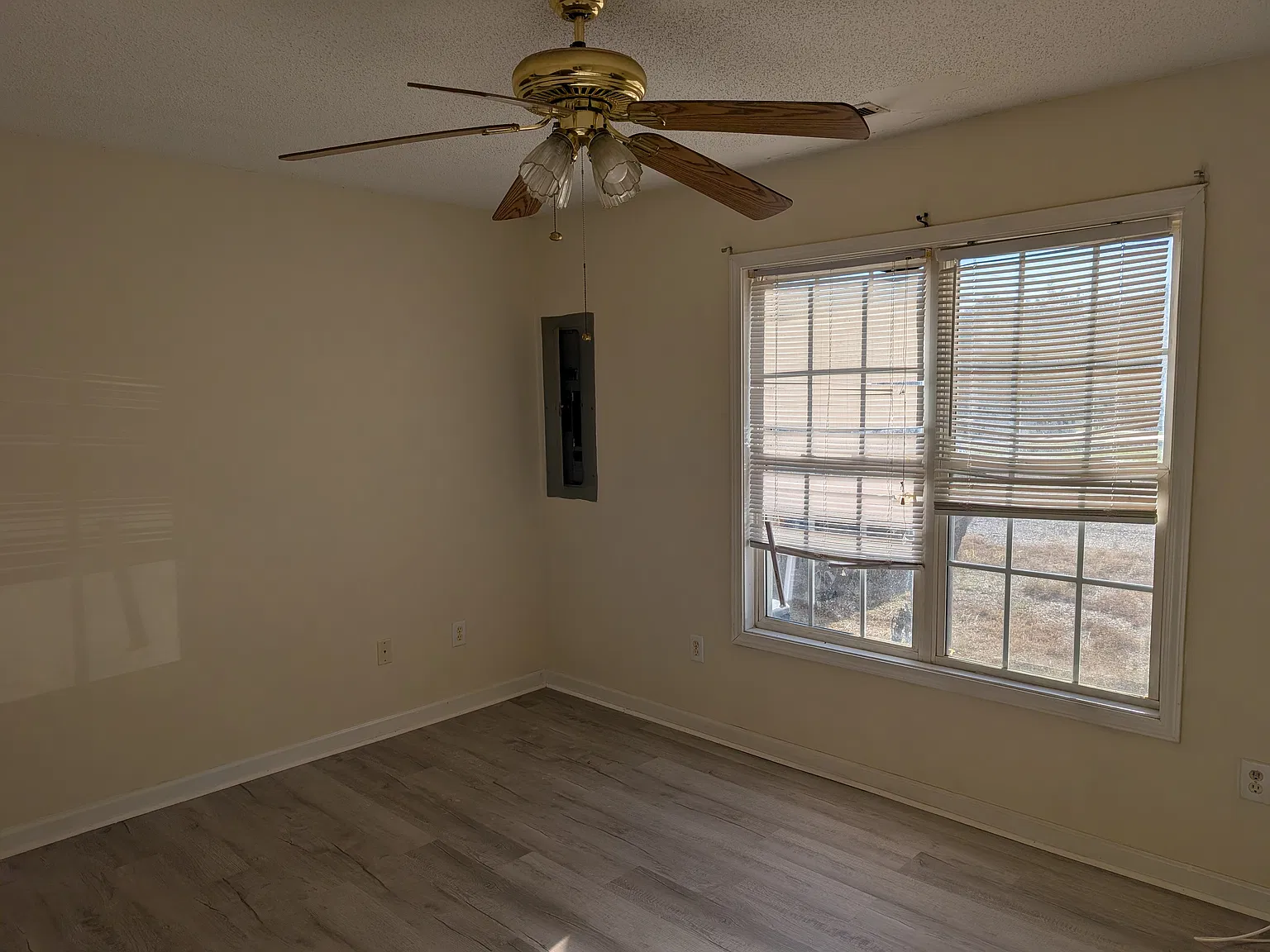 3 bed, $1,400 — Photo 4