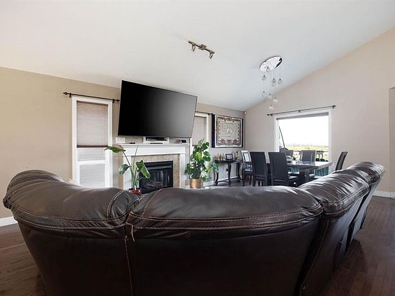 5th image of 212 N Merganser Cres