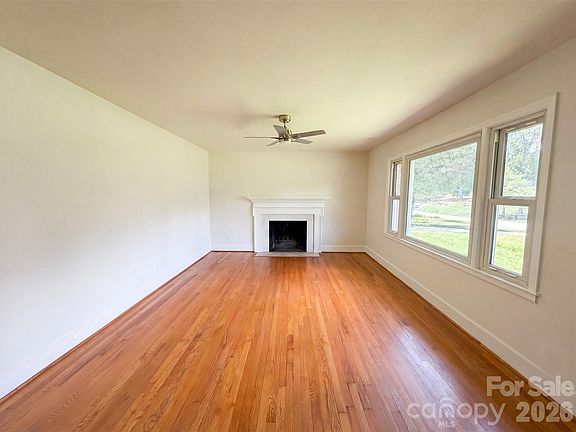 3rd image of 1911 Amberhill Ln