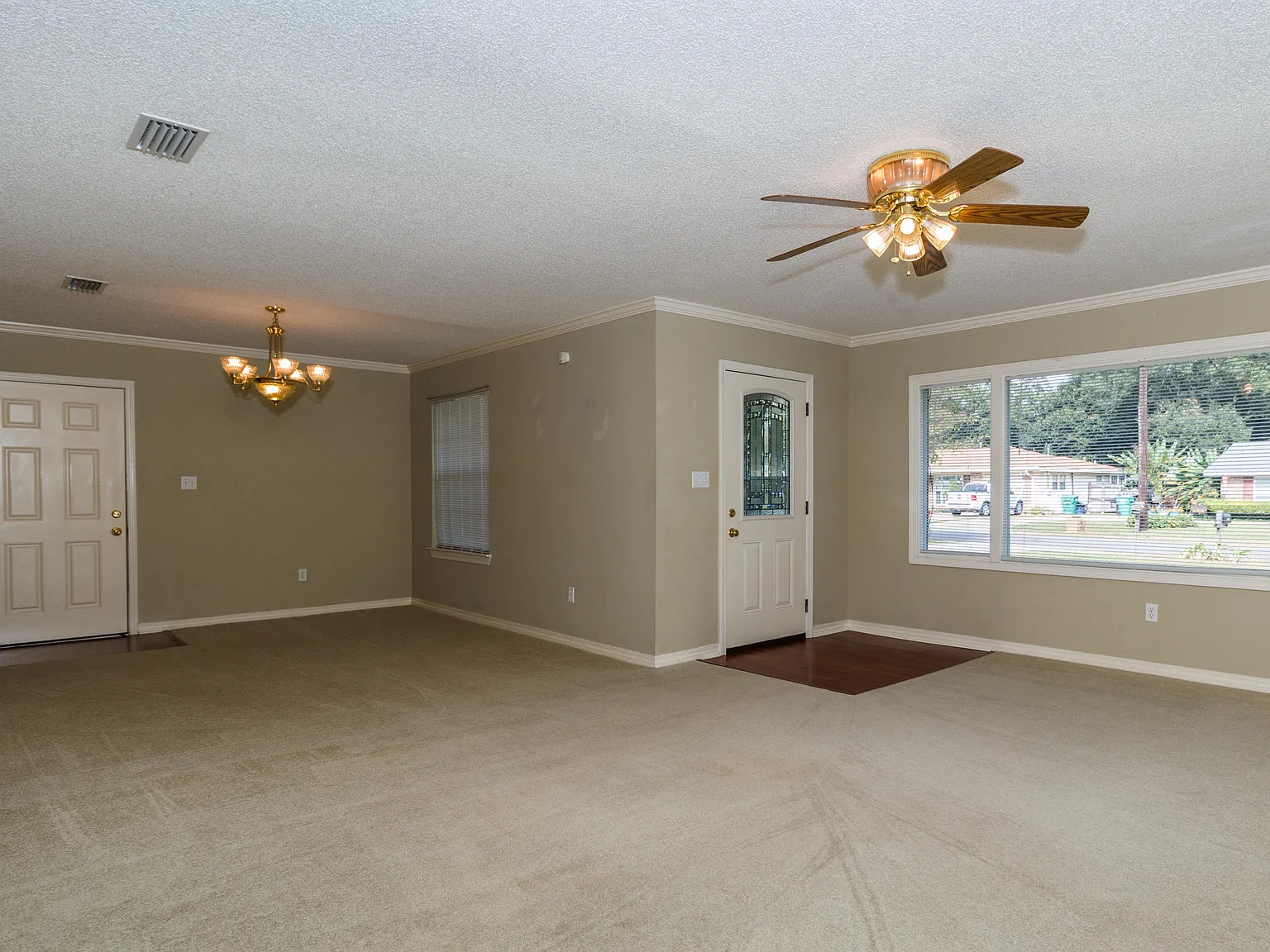 3 bed, 2.5 bath, 1340 sqft, $1,600 — Photo 3