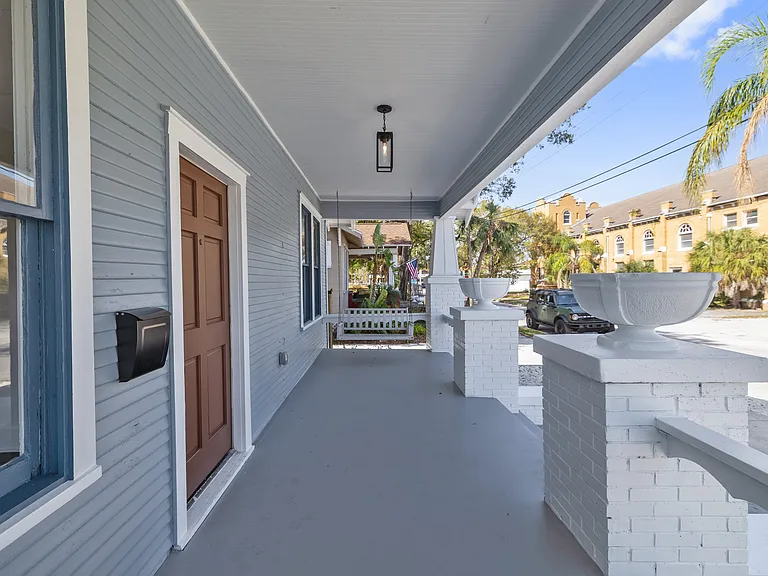905 E Saint Clair St — Photo 3