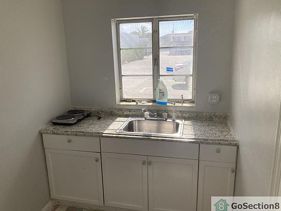 3rd image of 915 N J St APT 4