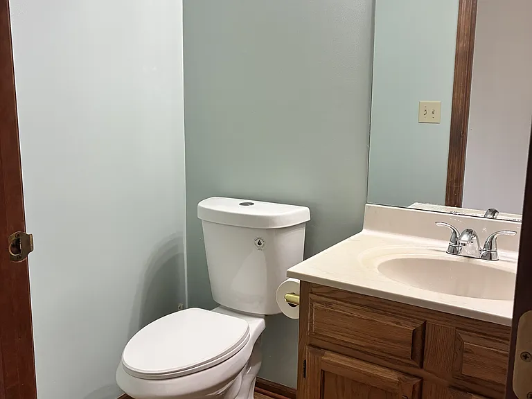 560 Executive Blvd — Photo 7