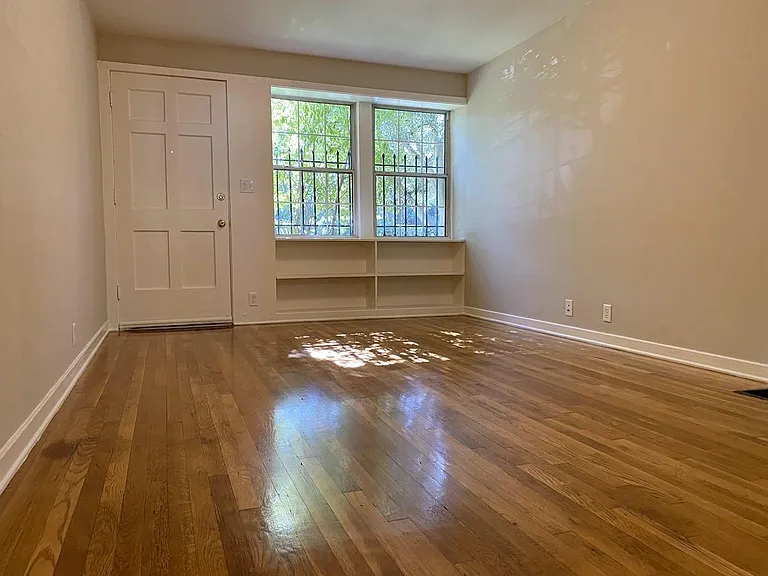 1862 N Kingsley Dr — Photo 2
