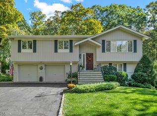4 Deer Trail Lake Rd, Stockholm, NJ 07460