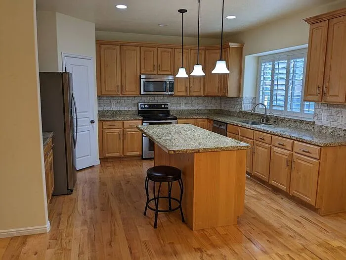 7 bed, 3.5 bath, 3965 sqft, $3,249 — Photo 3