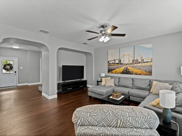 812 Bee Creek Ln, Fort Worth, TX 76120