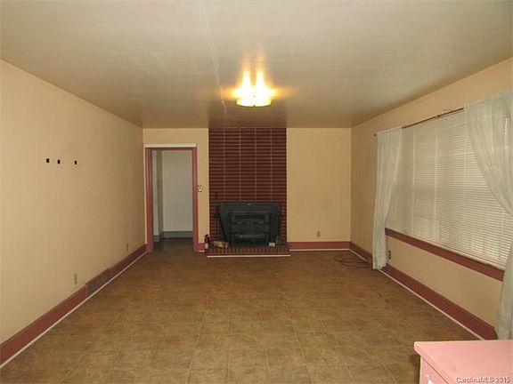 4th image of 806 Sunset Dr