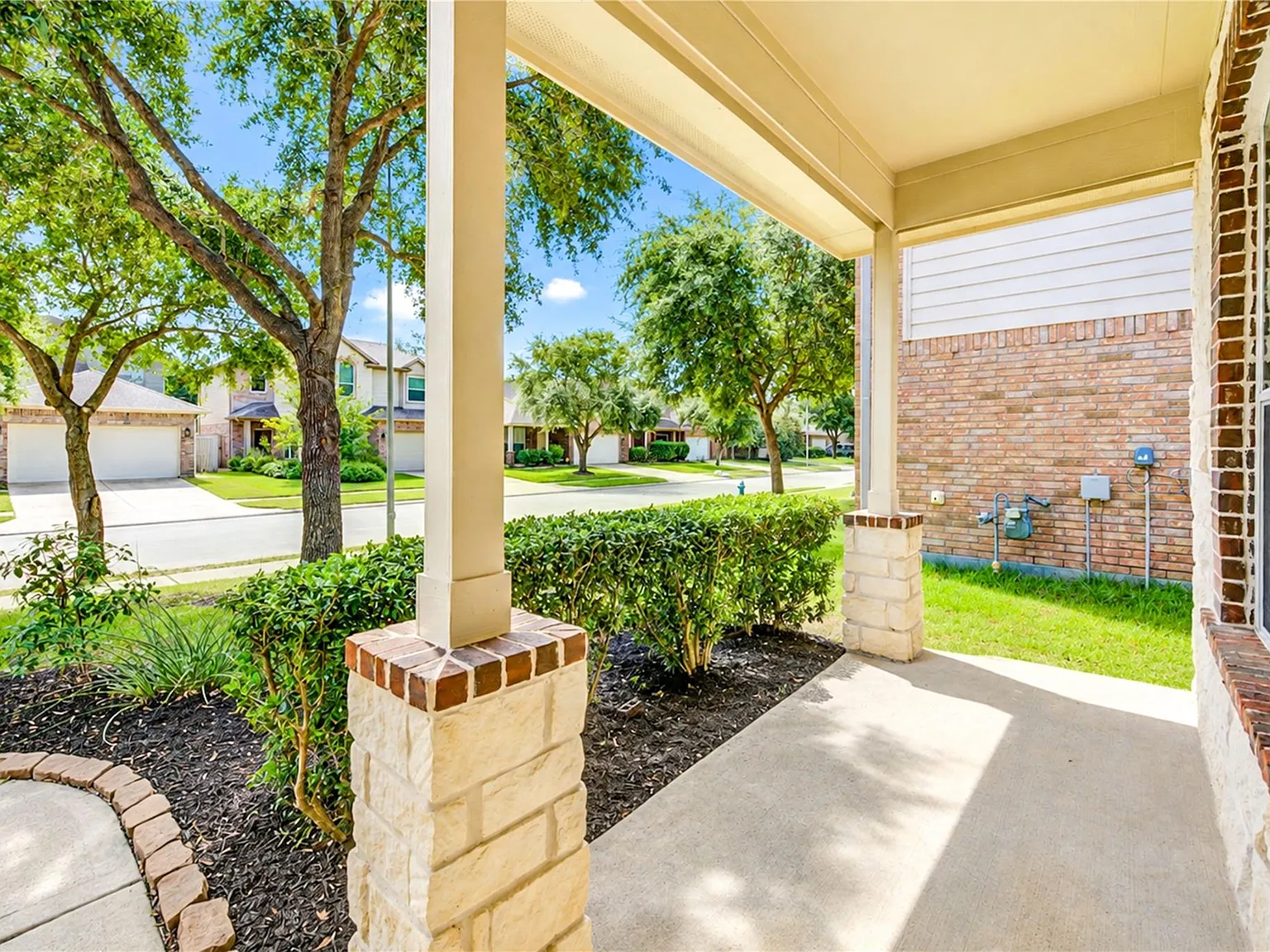 3 bed, 2.0 bath, 1583 sqft, $2,000 — Photo 3