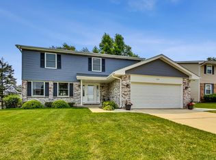 709 N Point Dr, Schaumburg, IL 60193