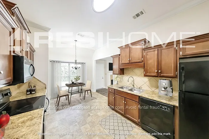 5205 Meadow Lake Cir — Photo 3