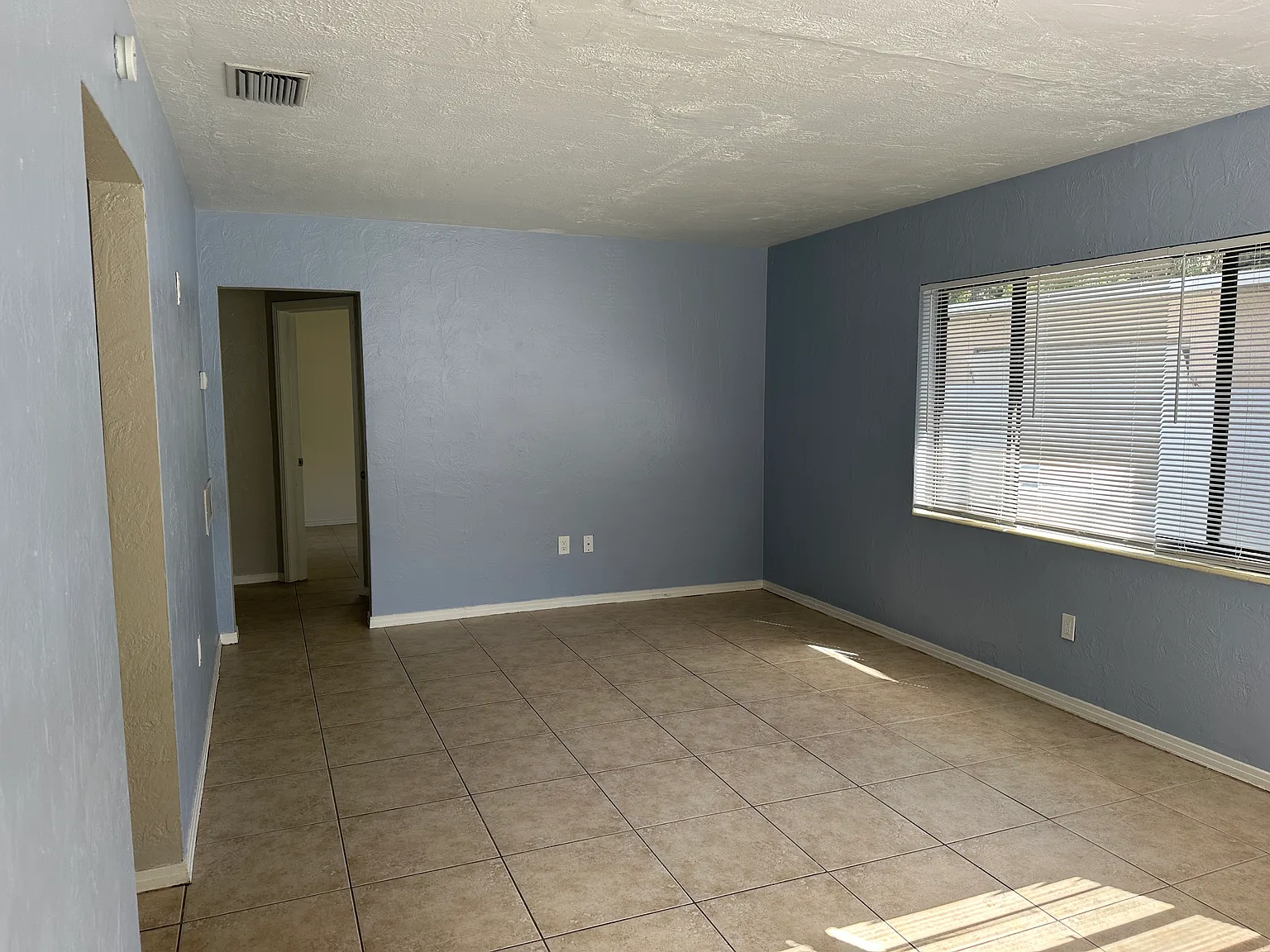 Cute 2BR/1BA Home - Lowry Park Area — Photo 2