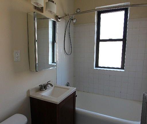 3rd image of 4614 N Paulina St #4