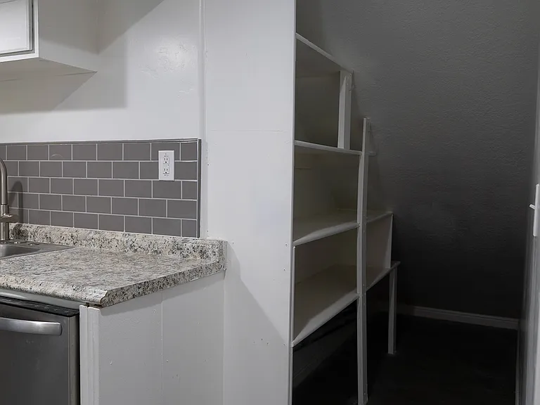 1066 E Searle Ln — Photo 7