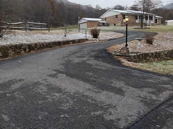 1838 Cascade Dr, Pembroke, VA 24136