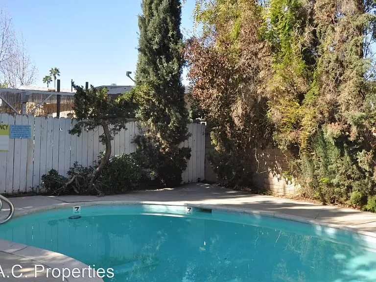 13019 Oxnard St — Photo 2