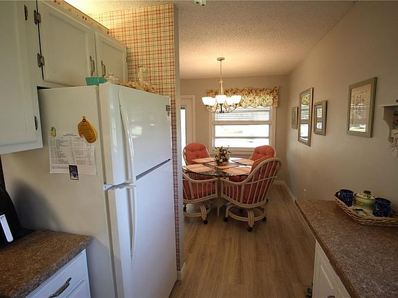 5th image of 8 Vista Palm Ln