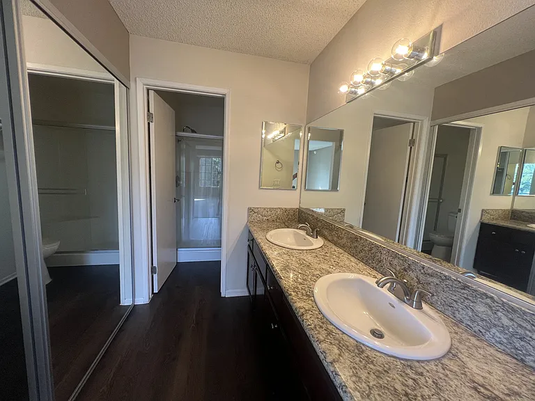 Versailles on the Lake Apartments — Photo 136