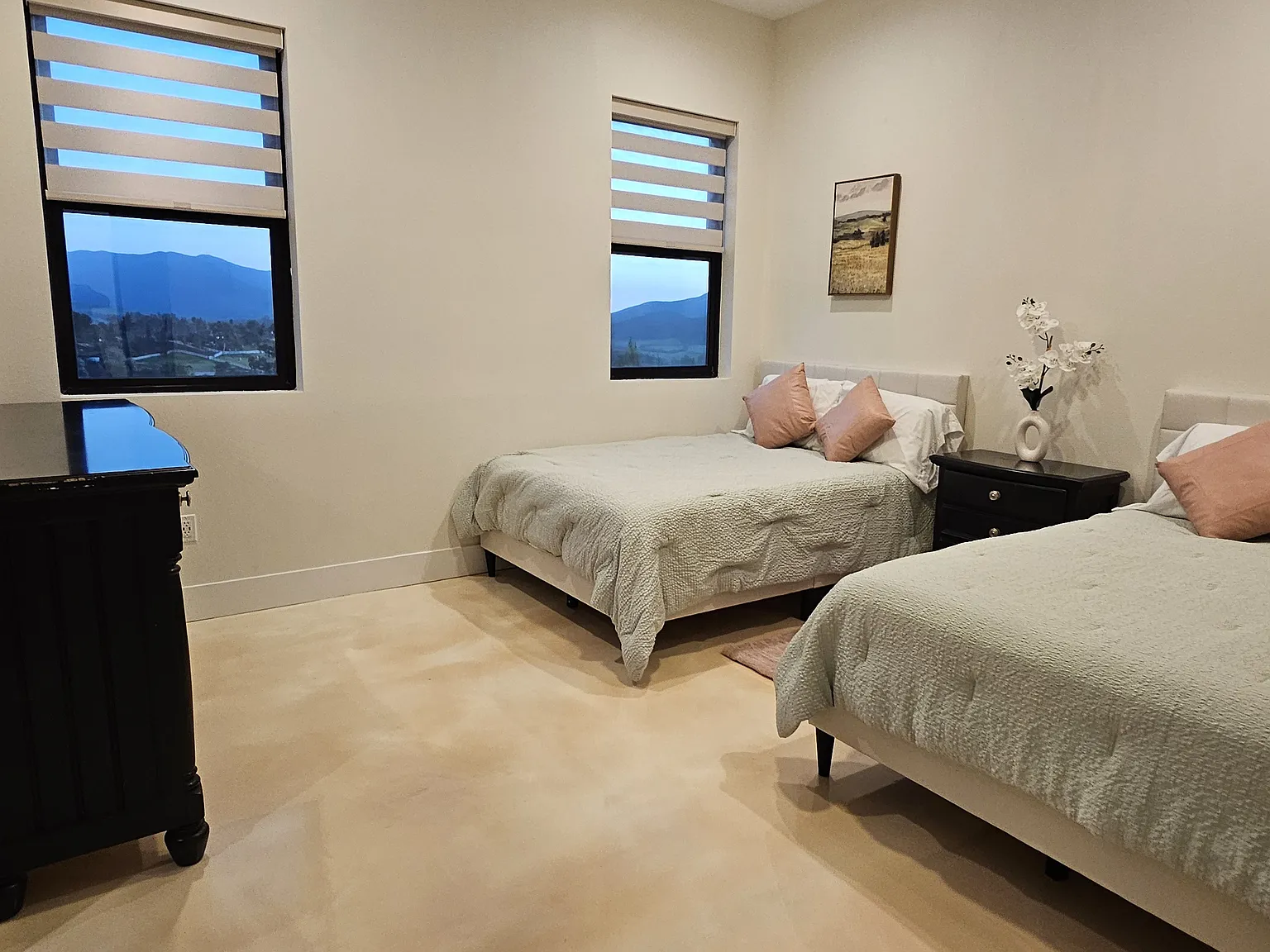 5 bed, 3.5 bath, 4600 sqft, $1,300 — Photo 4