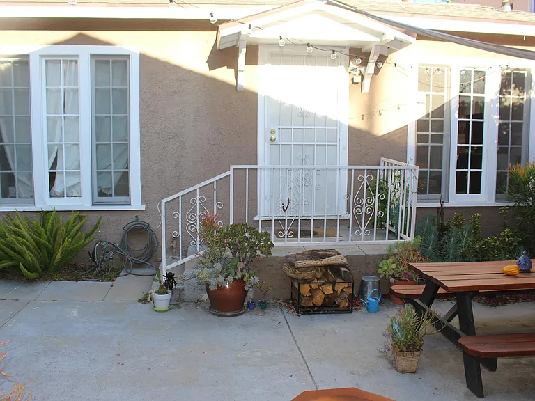 1838 1/2 N Mariposa Ave — Photo 2