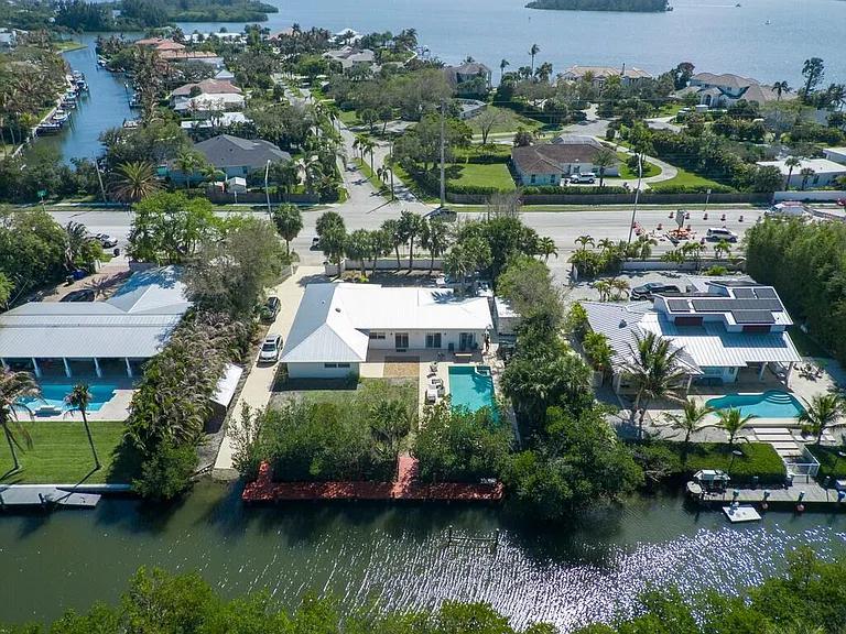527 E Causeway Blvd — Photo 28