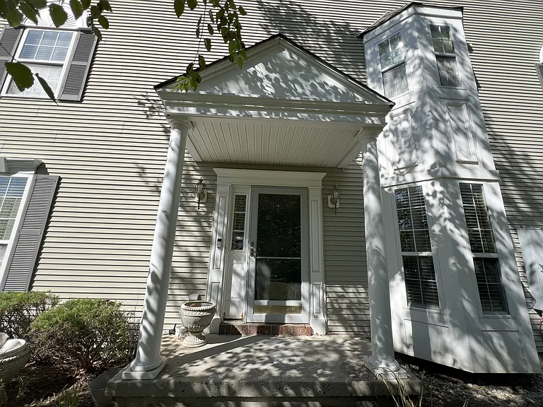 301 Park Knl — Photo 3