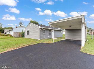 270 Goldenridge Dr, Levittown, PA 19057