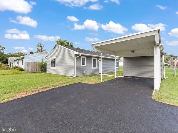 270 Goldenridge Dr, Levittown, PA 19057