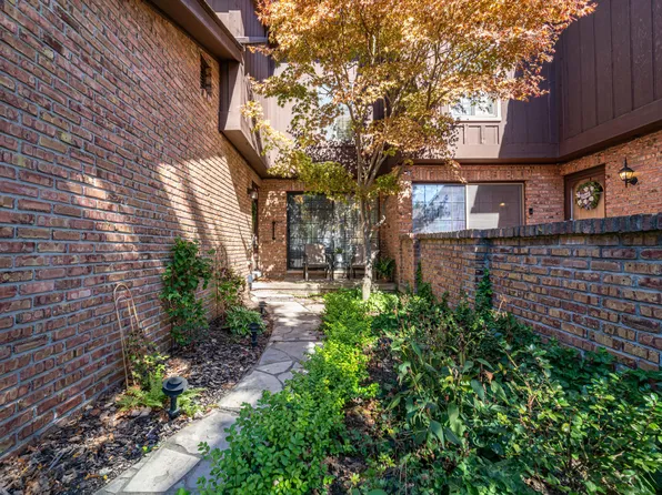 26200 Summerdale Dr, Southfield, MI 48033