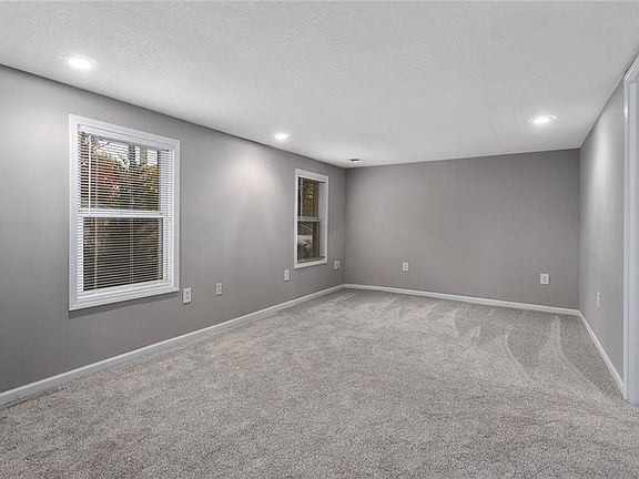 4th image of 5876 N Oakley Ave