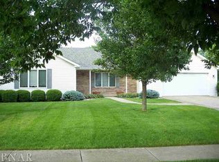 1701 Royal Pointe Dr, Bloomington, IL 61704