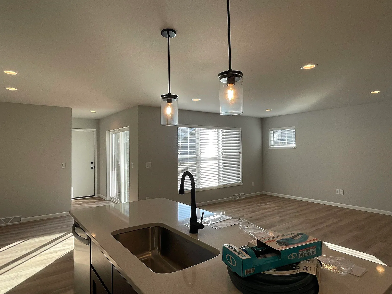3 bed, 3.0 bath, 1860 sqft, $3,390 — Photo 3
