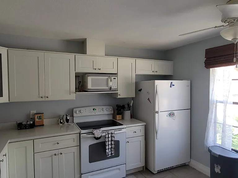 Upgraded bright kitchen Quartz counter top
Soft close drawers and cabinet doors.
tile flooring for eazy clean up.
Electric stove and cook top