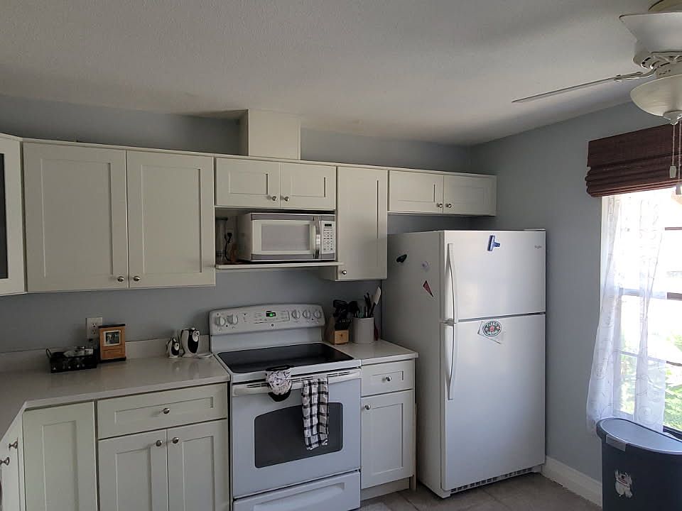 Upgraded bright kitchen Quartz counter top
Soft close drawers and cabinet doors.
tile flooring for eazy clean up.
Electric stove and cook top