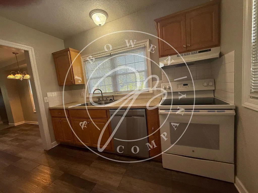 3 bed, 1.0 bath, 1200 sqft, $1,595 — Photo 4