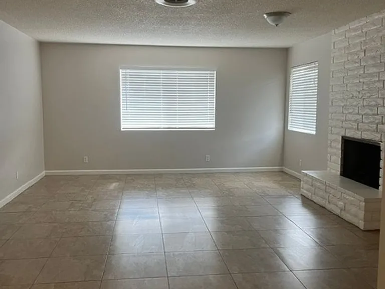 6400 Stockdale Hwy #1-4 — Photo 16