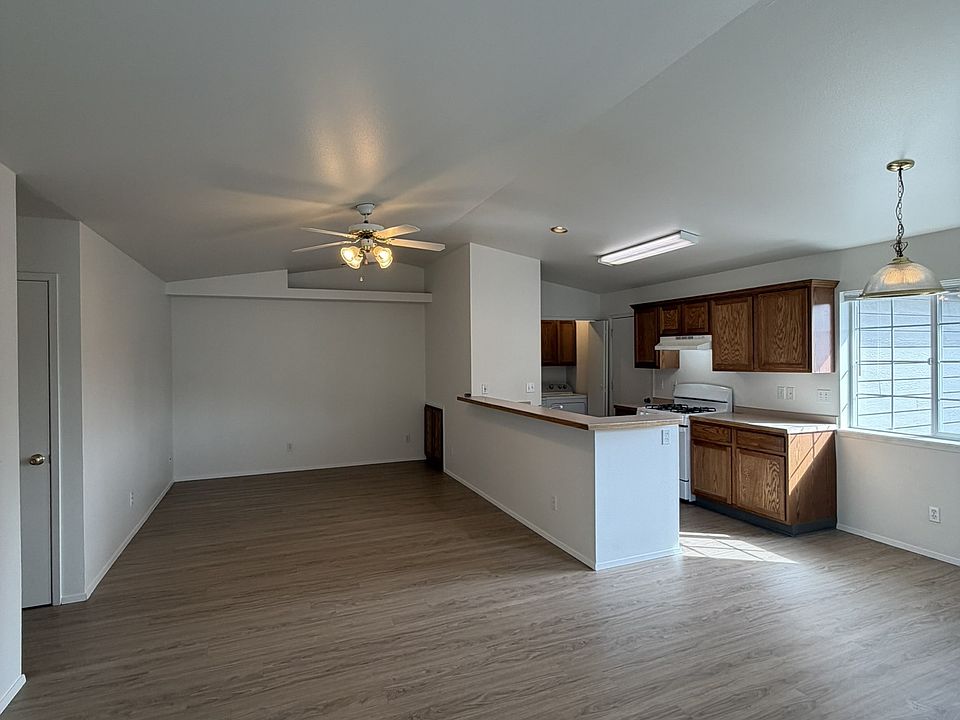 1st image of 850 NE Savannah Dr #3